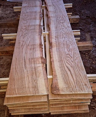 Zwei große, hellbraune Holzplatten mit sichtbarer Maserung auf einem Holzgestell.